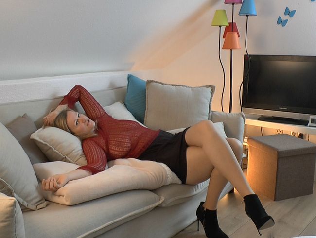 MarleneBloem Porno Video: Die behaarte fo**e in der Strumpfhose